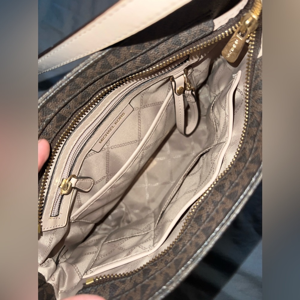 Michael Kors side bag 🫶🏼 - Picture 2 of 3